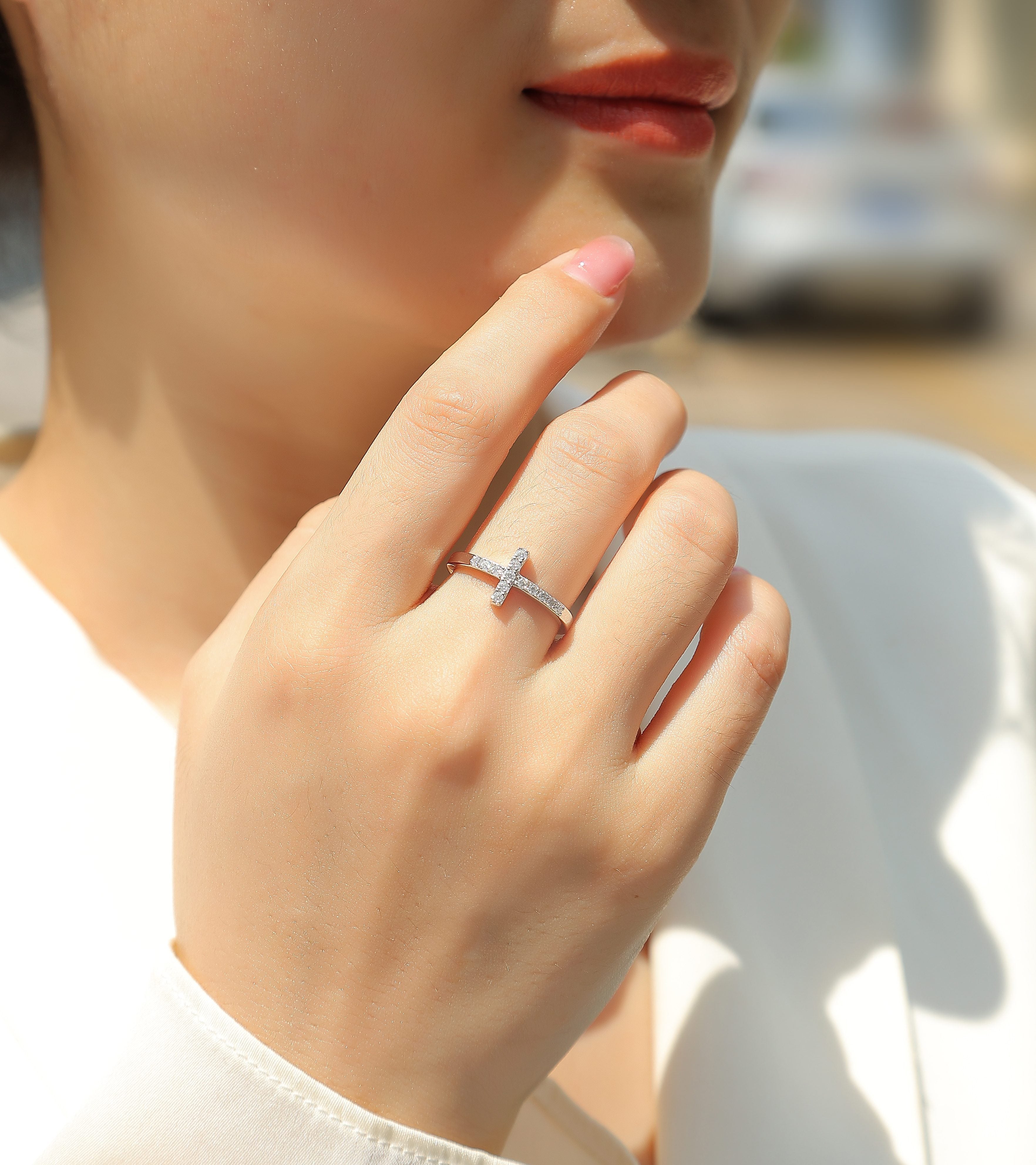 Holy Light Cross - A Fashionable And Luxurious Jewelry Piece Set With Moissanite S925 Sterling Silver And Platinum-plated Diamond